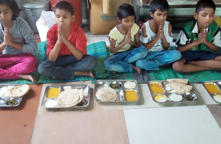 बेसहारा बच्चों ने प्रार्थना कर मनाई ईद