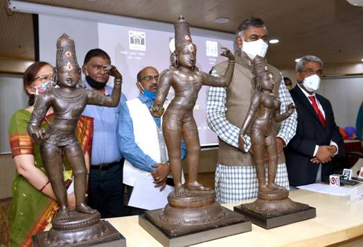 Bronze statues of 13th century Lord Rama, Lakshmana and Goddess Sita handed over to Tamil Nadu Statue Branch