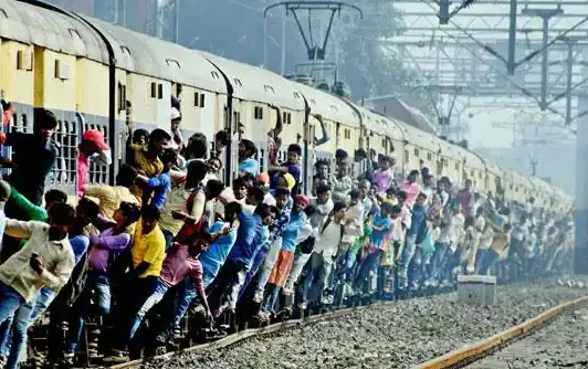 यात्री किराए से रेलवे के राजस्व में 76 प्रतिशत की हुई वृद्धि, फिर भी टिकट पर मंहगाई जारी