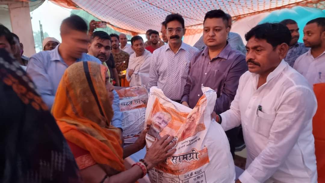 District Magistrate distributing relief material in flood affected village Narauli of Dhanapur