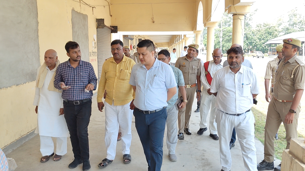 District Magistrate inspects EVM machines and VVPADS preserved at Navin Mandi godown