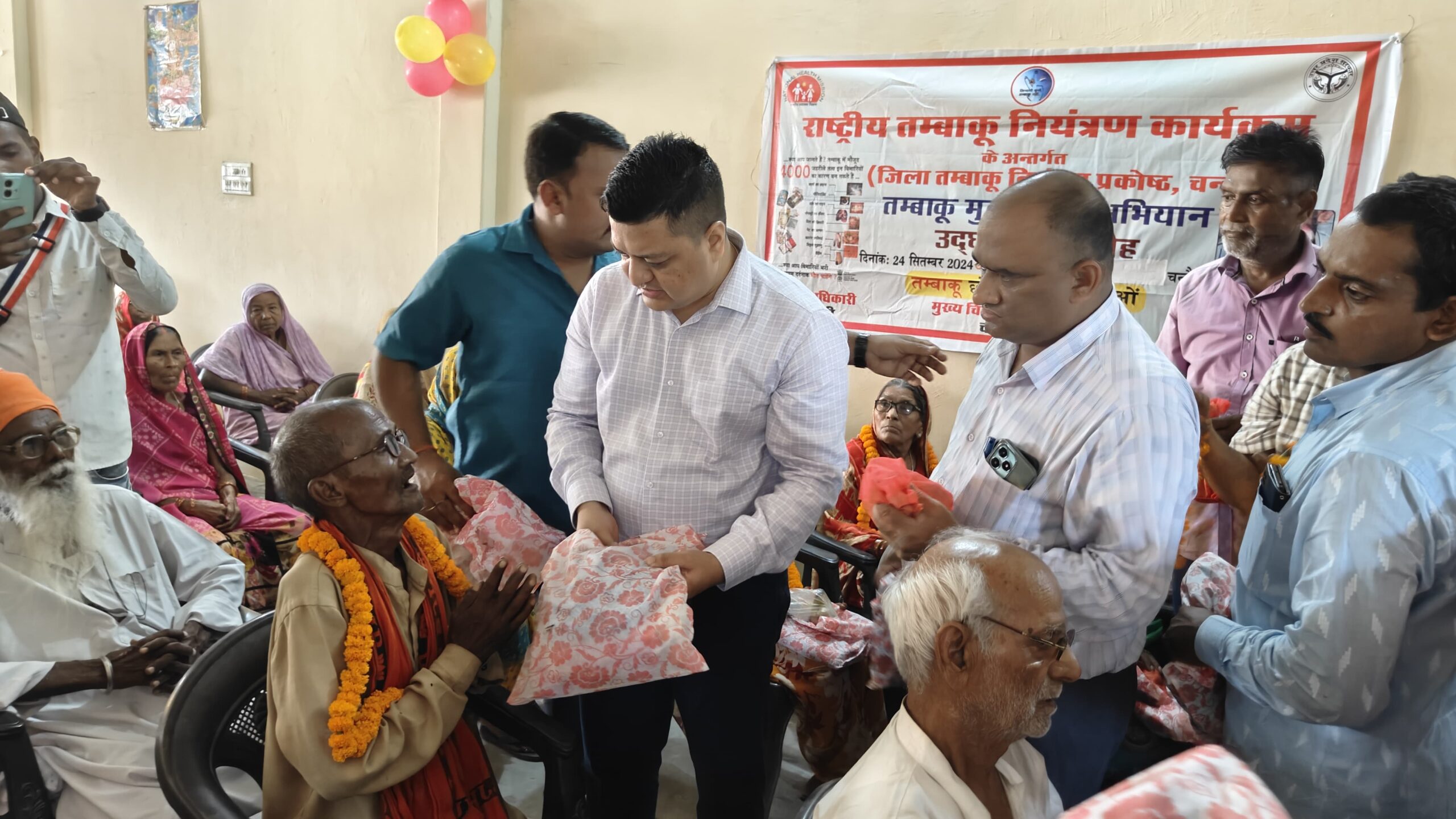 The District Magistrate distributed fruits, sweets and clothes etc. in the old age home located in Kamla Nagar