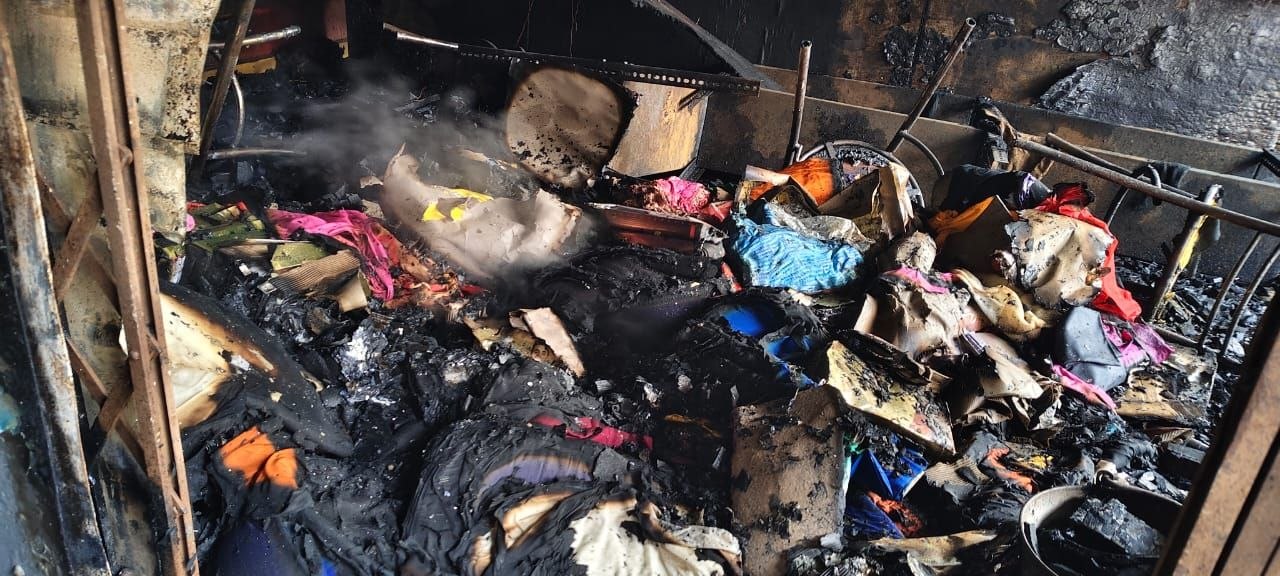 Siwan: Massive fire breaks out in saree shop due to short circuit; damage worth lakhs.