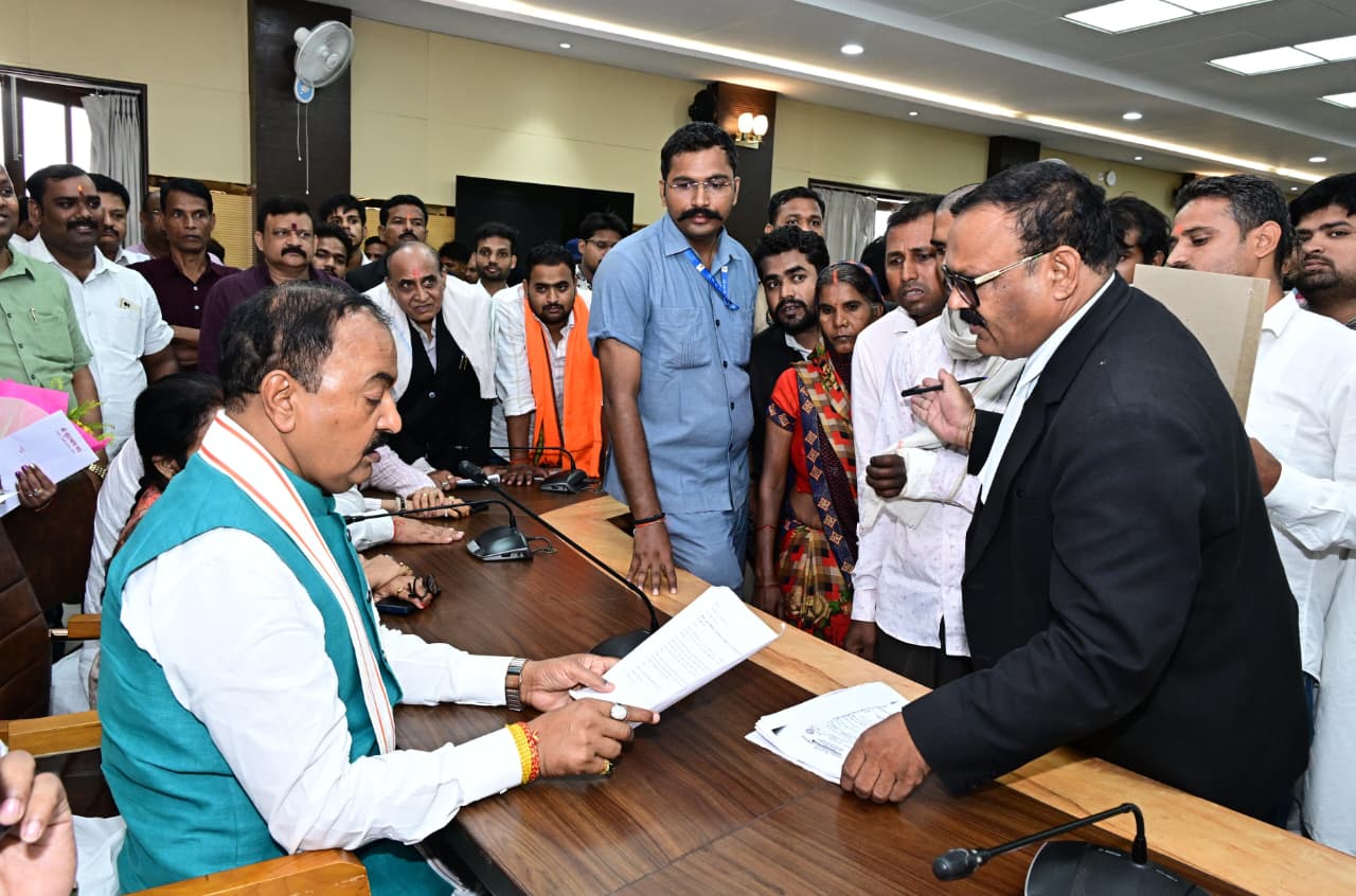 उप मुख्यमंत्री केशव प्रसाद मौर्य ने किया जनता दर्शन, शिकायतों के त्वरित निस्तारण के दिए निर्देश