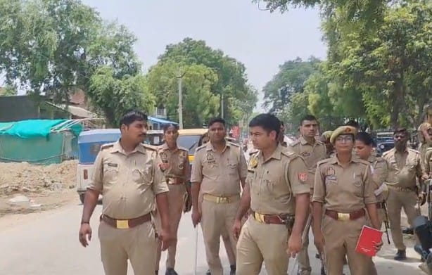 फुलपुर थाना क्षेत्र में पुलिस का सघन चेकिंग अभियान, बिना नंबर प्लेट और तीन सवारी वाहनों पर हुई कार्रवाई