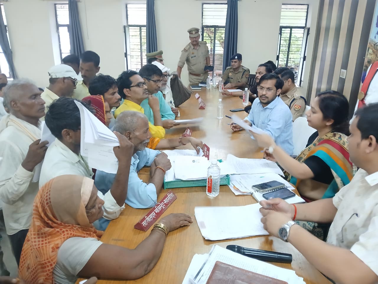 A district-level 'Sampoorna Samadhan Diwas' (Comprehensive Grievance Redressal Day) was held at Sakaldiha Tehsil under the chairmanship of the District Magistrate and the Superintendent of Police.
