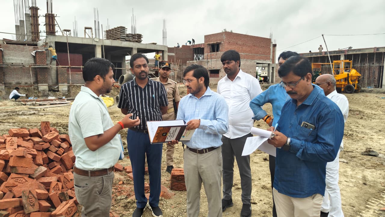जिलाधिकारी चंद्र मोहन गर्ग ने किया मुख्यमंत्री मॉडल कम्पोजिट विद्यालय के निर्माण कार्य का औचक निरीक्षण, समय-सीमा में कार्य पूर्ण करने के सख्त निर्देश