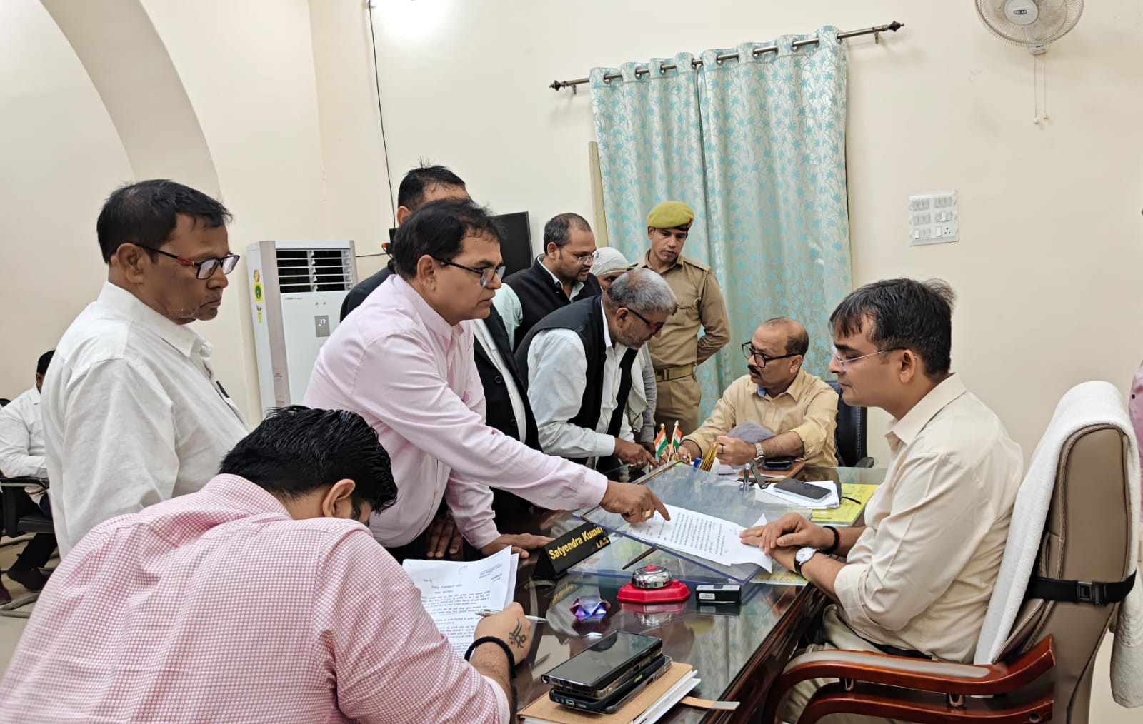 जिलाधिकारी ने जनता दर्शन में फरियादियों की शिकायतों को गंभीरता से सुनकर त्वरित निस्तारण करने का दिया निर्देश