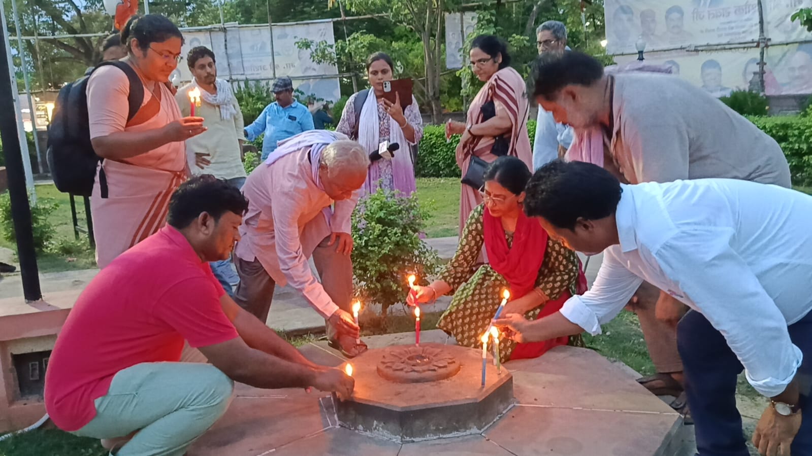 शिक्षा मंत्री धर्मेंद्र प्रधान के इस्तीफे की मांग को लेकर वाराणसी में सभा और कैंडल मार्च, सोनम वांगचुक के समर्थन में उठी आवाज़