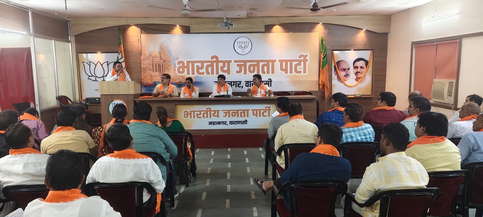 An important meeting regarding upcoming campaigns and programs was held at the Gulab Bagh office under the chairmanship of Metropolitan President Pradeep Agrahari.