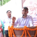 मुंशी प्रेमचंद की जयंती पर लमही में जिलाधिकारी ने उनके पैतृक स्थल पर उन्हें पुष्पांजलि अर्पित की