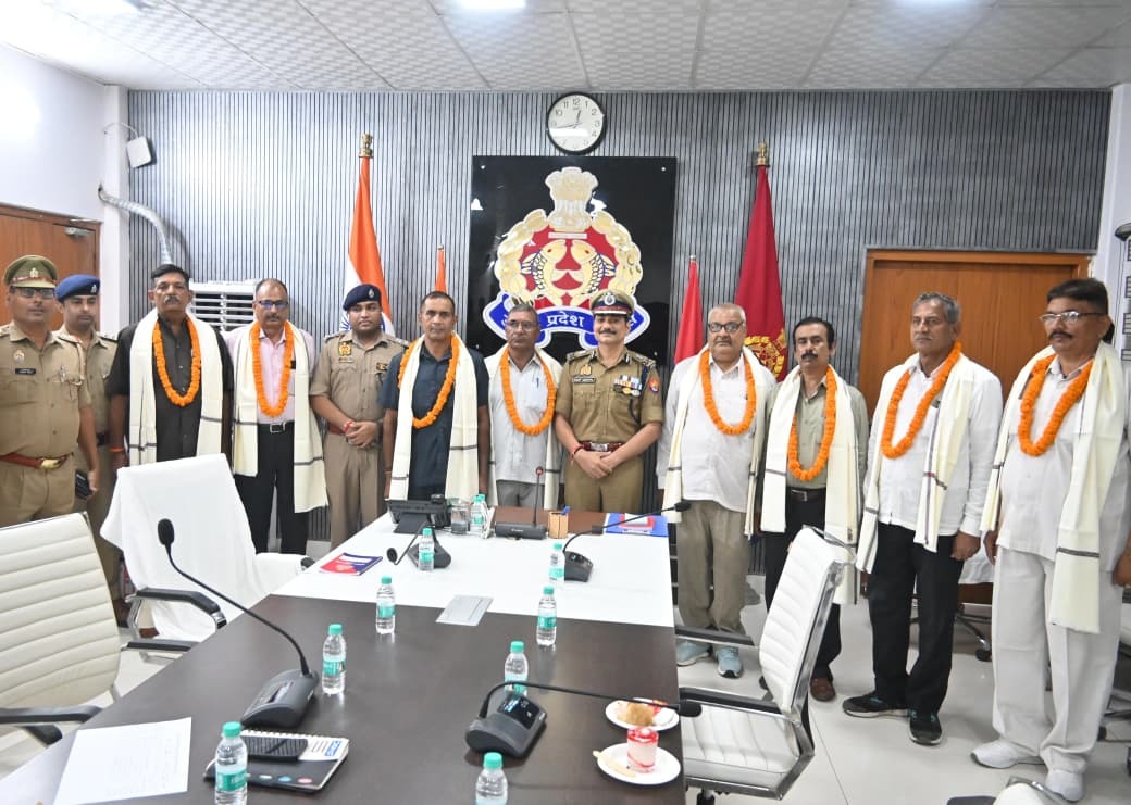 पुलिस आयुक्त कमिश्नरेट वाराणसी मोहित अग्रवाल द्वारा 05 उप निरीक्षक व 03 अन्य कर्मचारियों को उनके सेवानिवृत्त होने पर दी गयी भावभीनी विदाई।