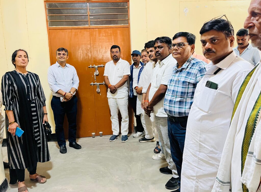 The District Magistrate inspected the EVM-VVPAT warehouse.