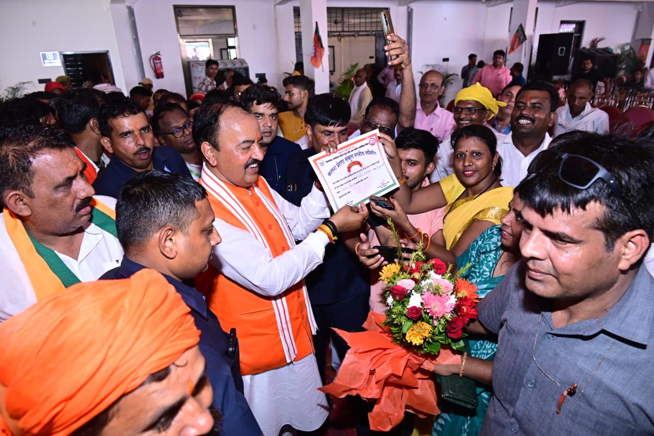 Deputy Chief Minister Keshav Prasad Maurya distributed benefits to recipients of various public welfare schemes in Karchhana and inspected an exhibition of self-help groups.