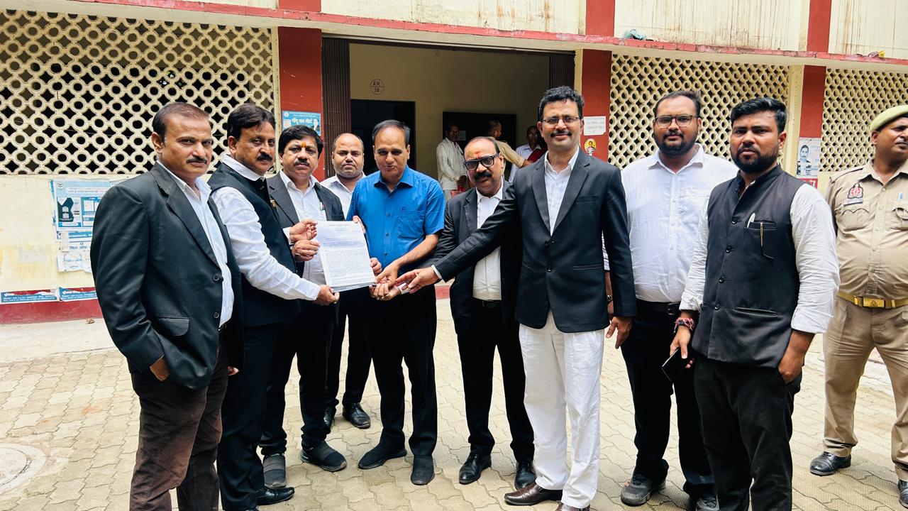 जिलाधिकारी के निर्देश पर अपर जिलाधिकारी विजय त्रिवेदी ने अधिवक्ताओं का किया प्राप्त ज्ञापन