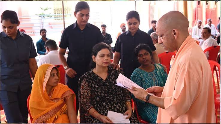 'Janata Darshan' continued even after Guru Purnima; CM Yogi listened to the grievances of 200 people.