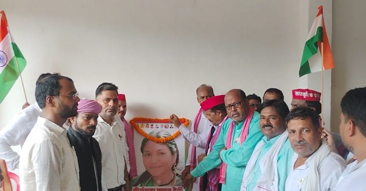 SP workers observed Phoolan Devi's death anniversary in Pindra.