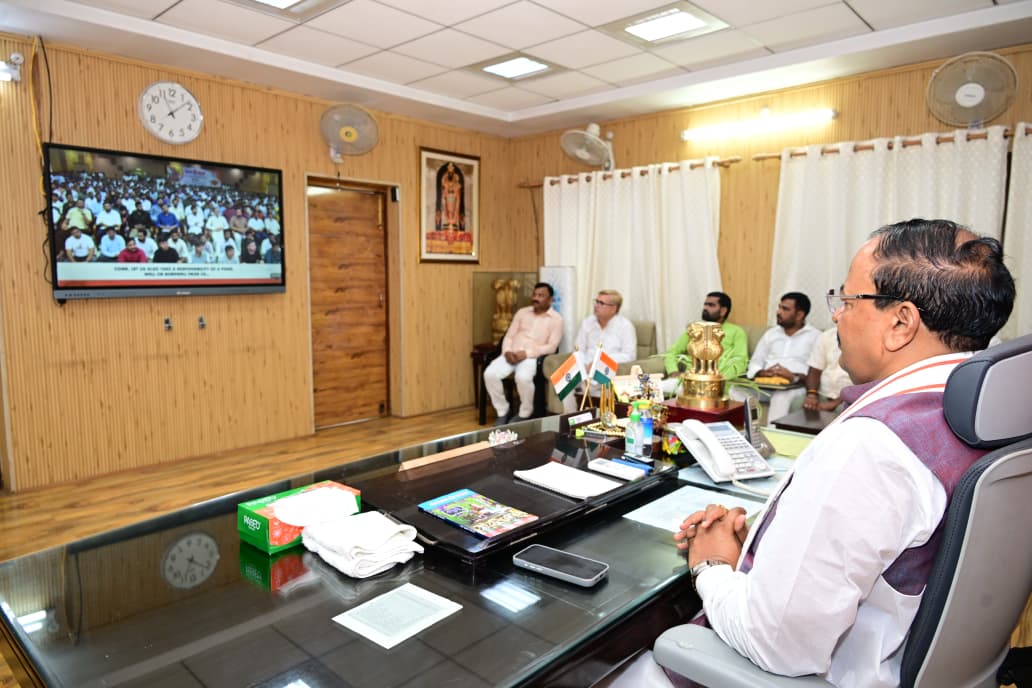 Before departing for Prayagraj, Deputy Chief Minister Keshav Prasad Maurya listened to the Prime Minister's 'Mann Ki Baat' programme.