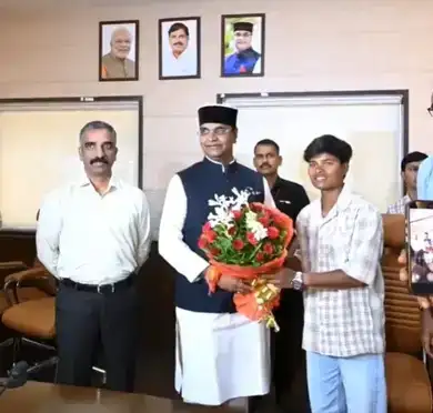 Minister Sarang honored Indian female cricketer Kranti Gaur at TT Nagar Stadium.