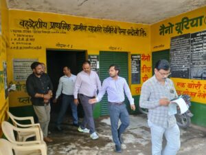 जिलाधिकारी चंद्र मोहन गर्ग ने बहुउद्देशीय प्राथमिक ग्रामीण सहकारी समिति एवं किसान सेवा केंद्र का किया औचक निरीक्षण, खाद की उपलब्धता व वितरण स्थिति का लिया जायजा