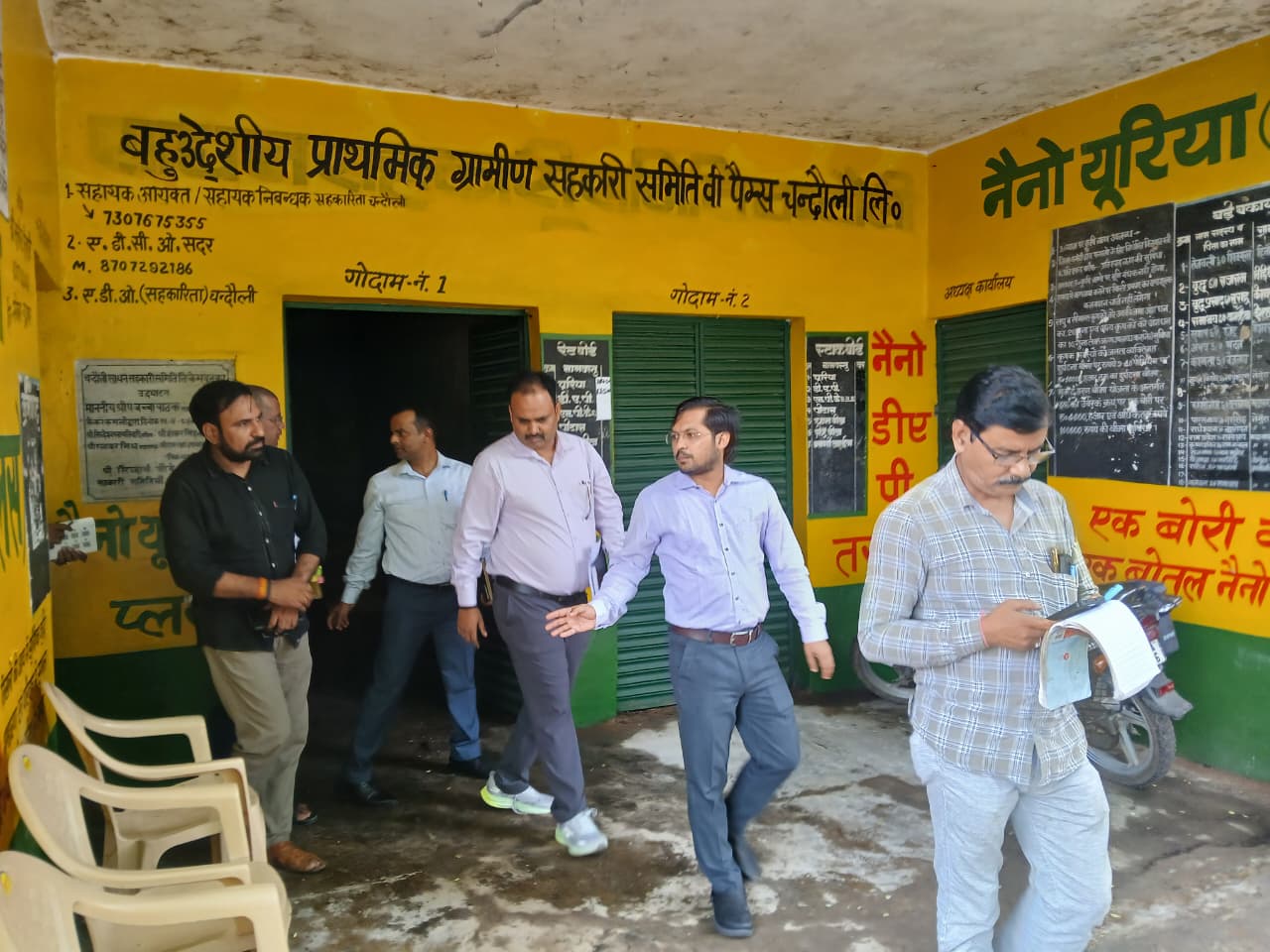 District Magistrate Chandra Mohan Garg conducted a surprise inspection of the Multipurpose Primary Rural Cooperative Society and the Kisan Seva Kendra, taking stock of the availability and distribution status of fertilizers.