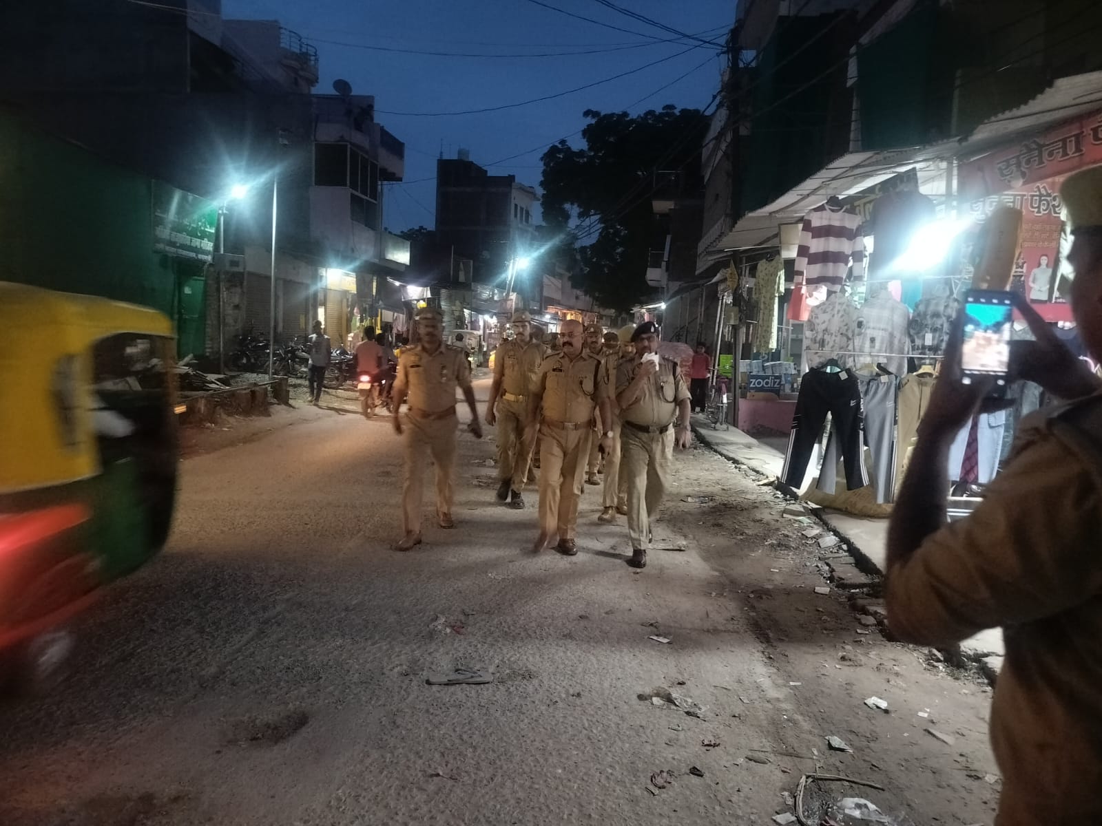 अपर पुलिस उपायुक्त, गोमती जोन द्वारा थाना राजातालाब क्षेत्र में पैदल गश्त कर सुरक्षा व्यवस्था का लिया गया जायजा।