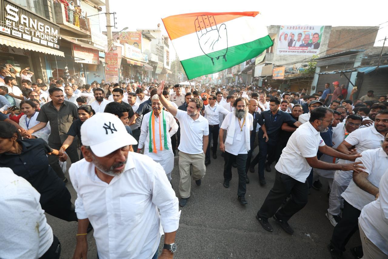छात्र सड़क पर हैं तो हम भी उनके साथ राहुल गांधी की बस यात्रा से गरमाई सियासत, गांधी स्मृति पहुंचा विपक्ष