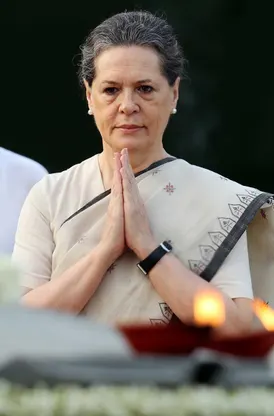 Bankim Chandra's descendant demands an apology from Sonia Gandhi; calls it an insult to lakhs of martyrs.