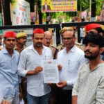 कांशीराम आवास (शिवपुर) में हादसों और जर्जर भवनों पर सपा नेता जीशान अंसारी ने खोला मोर्चा, जिलाधिकारी को सौंपा ज्ञापन।
