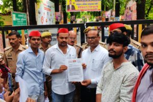कांशीराम आवास (शिवपुर) में हादसों और जर्जर भवनों पर सपा नेता जीशान अंसारी ने खोला मोर्चा, जिलाधिकारी को सौंपा ज्ञापन।