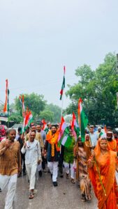 भारत माता के जयघोष के साथ मुसधारा बारिश में भी रविशंकर सिंह ने निकाली तिरंगा यात्रा रैली