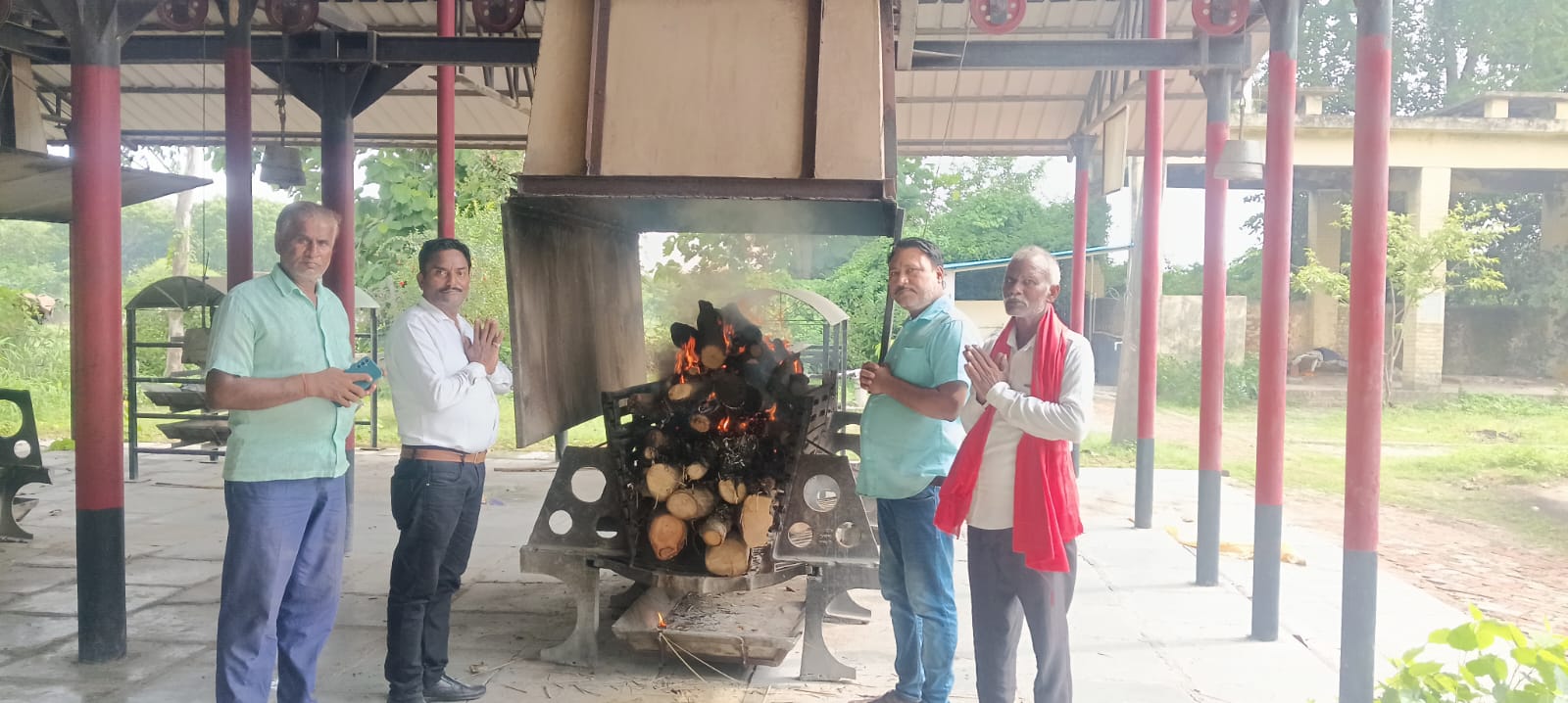 Office bearers of the Vishwa Sanatan Sena performed the last rites of an unidentified body.