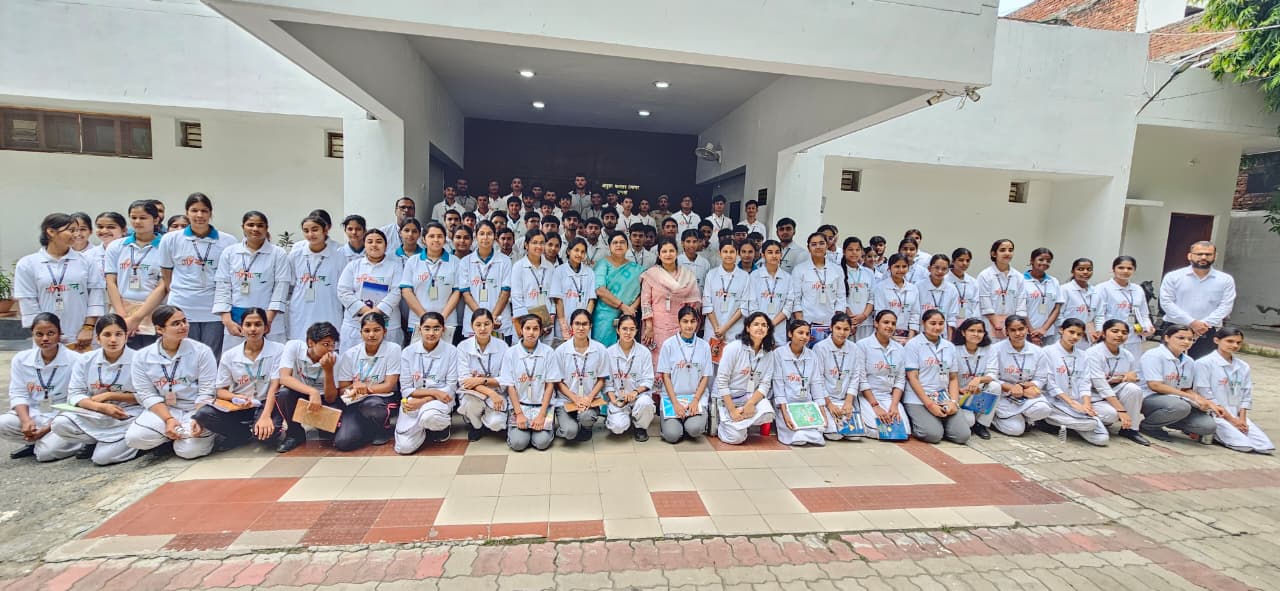 Launch of the 'Drug-Free Youth... Developed India' (Nasha Mukt Yuva... Viksit Bharat) campaign: Youth took a pledge for a drug-free India at the Commissioner's Auditorium in Varanasi.