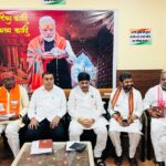 तिरंगा यात्रा को भव्य एवं ऐतिहासिक बनाने के लिए जनप्रतिनिधियों के साथ महानगर कार्यालय में हुई महत्वपूर्ण बैठक