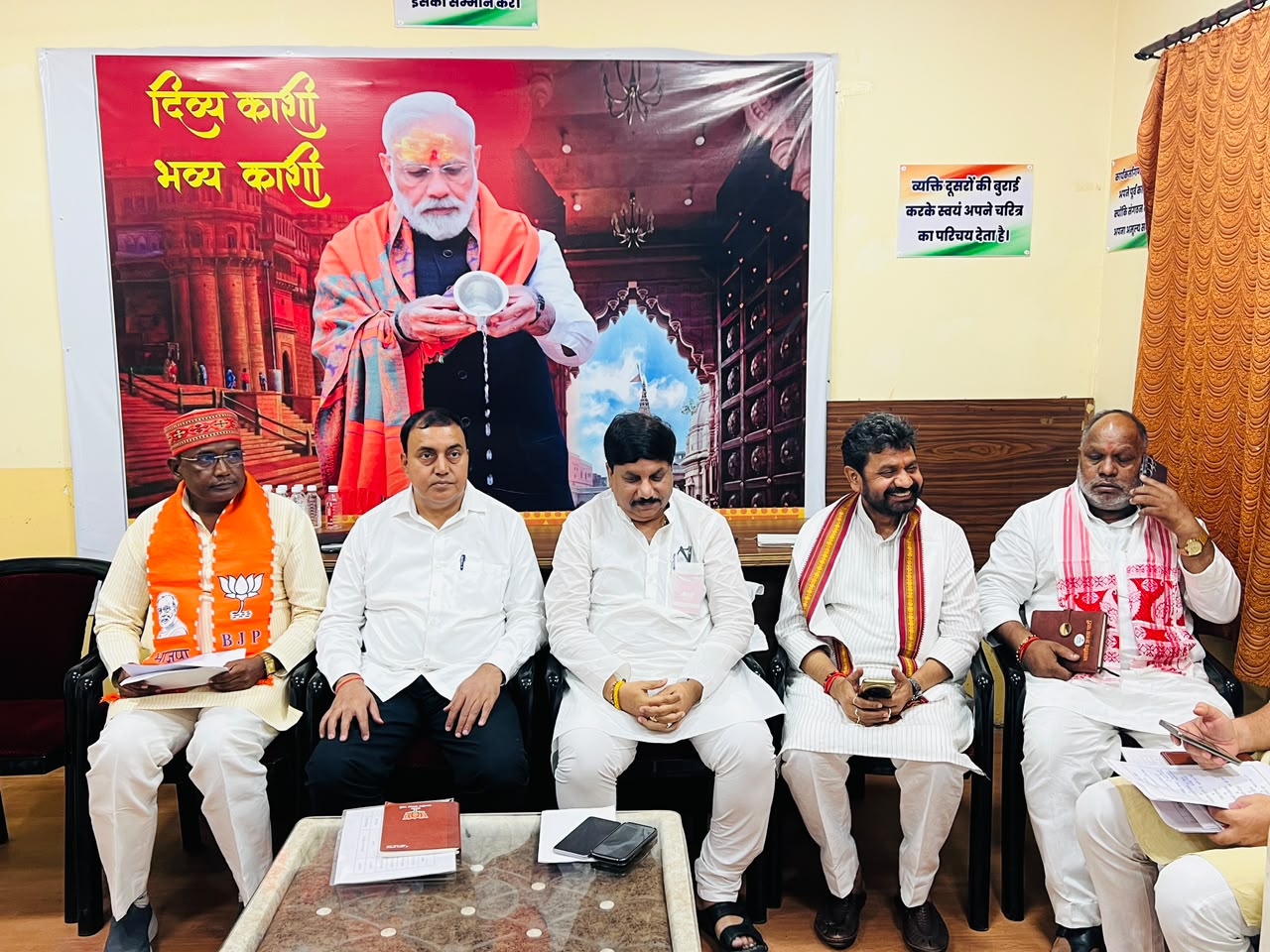 तिरंगा यात्रा को भव्य एवं ऐतिहासिक बनाने के लिए जनप्रतिनिधियों के साथ महानगर कार्यालय में हुई महत्वपूर्ण बैठक