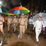 जिलाधिकारी और पुलिस आयुक्त ने काशी विश्वनाथ मंदिर के आसपास क्षेत्र का किया निरीक्षण