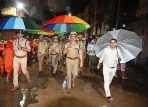 जिलाधिकारी और पुलिस आयुक्त ने काशी विश्वनाथ मंदिर के आसपास क्षेत्र का किया निरीक्षण