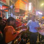 The Divisional Commissioner visited Kashi Vishwanath Dham and showered flowers on devotees on the first Monday of the month of Sawan; this floral shower sparked special enthusiasm among the pilgrims and created an atmosphere filled with devotion.