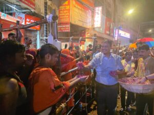 मंडलायुक्त पहुंचे काशी विश्वनाथ धाम, सावन के प्रथम सोमवार पर भक्तों पर बरसाए पुष्प ,पुष्पवर्षा से श्रद्धालुओं में विशेष उत्साह और भक्तिमय वातावरण देखने को मिला