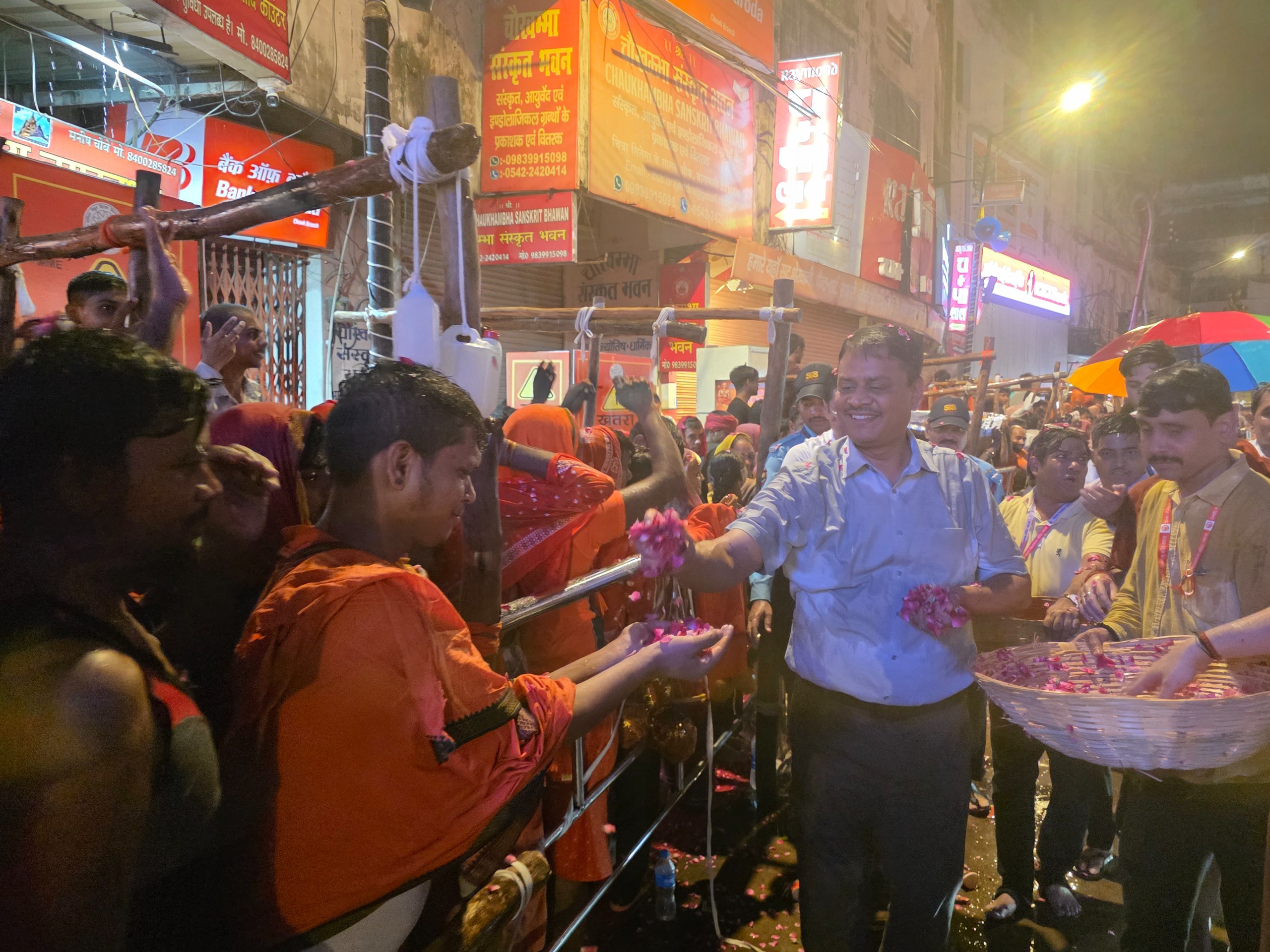 मंडलायुक्त पहुंचे काशी विश्वनाथ धाम, सावन के प्रथम सोमवार पर भक्तों पर बरसाए पुष्प ,पुष्पवर्षा से श्रद्धालुओं में विशेष उत्साह और भक्तिमय वातावरण देखने को मिला