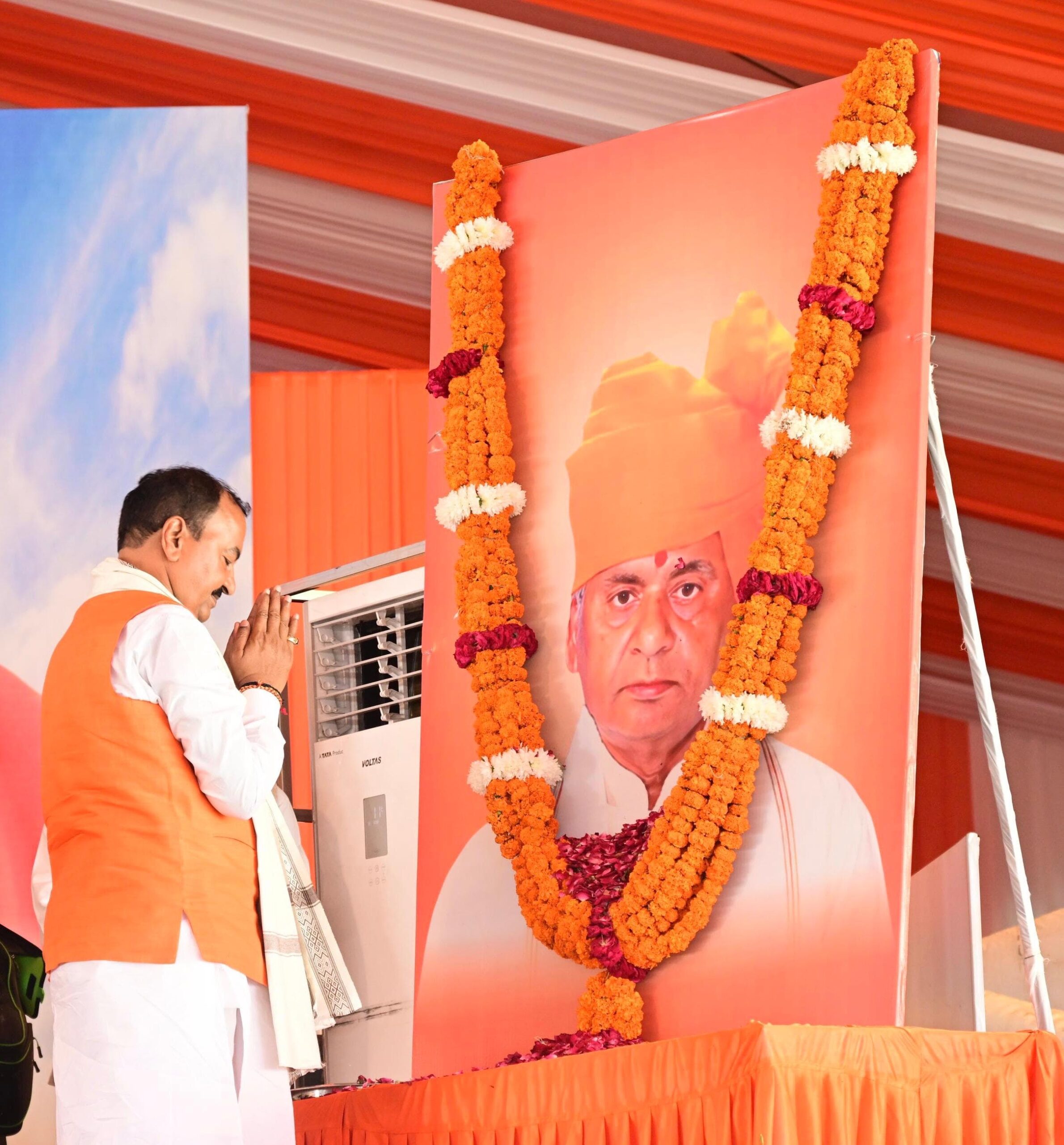 Deputy Chief Minister Keshav Prasad Maurya paid a heartfelt tribute to the revered late Kalyan Singh at the ‘Hindu Gaurav Diwas’ event held at Ekana Stadium.