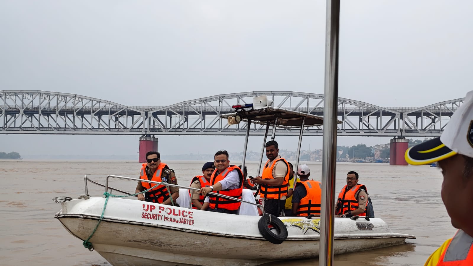 The Police Commissioner and the District Magistrate jointly conducted a field inspection of areas along the Ganga and Varuna rivers likely to be affected by floods and issued instructions to maintain constant monitoring of water levels and the flood situation.