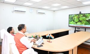 उपमुख्यमंत्री केशव प्रसाद मौर्य ने केंद्रीय राज्य मंत्री बी.एल. वर्मा के साथ सुनी ‘मन की बात’ का 137वां संस्करण