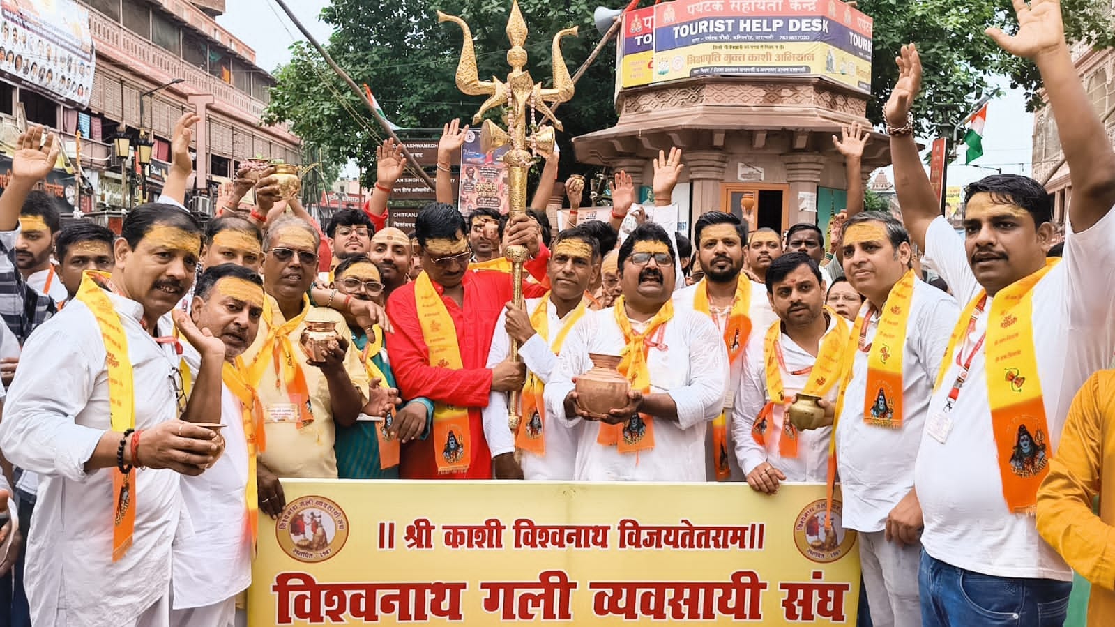 Traders performed the grand *Jal-abhishek* (ritual bathing with water) of Baba Vishwanath using a mixture of water from the *Gyan Kup* (Well of Knowledge) and *Nagkesar*.