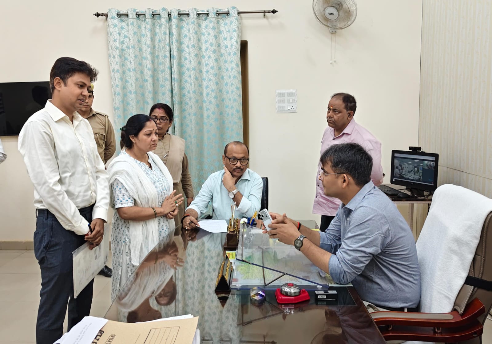 During the public grievance hearing, the District Magistrate listened seriously to the complaints of the petitioners and issued instructions for their immediate resolution.