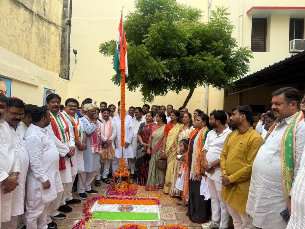 The Metropolitan President hoisted the Tricolour at the Bharatiya Janata Party's metropolitan office in Gulab Bagh.