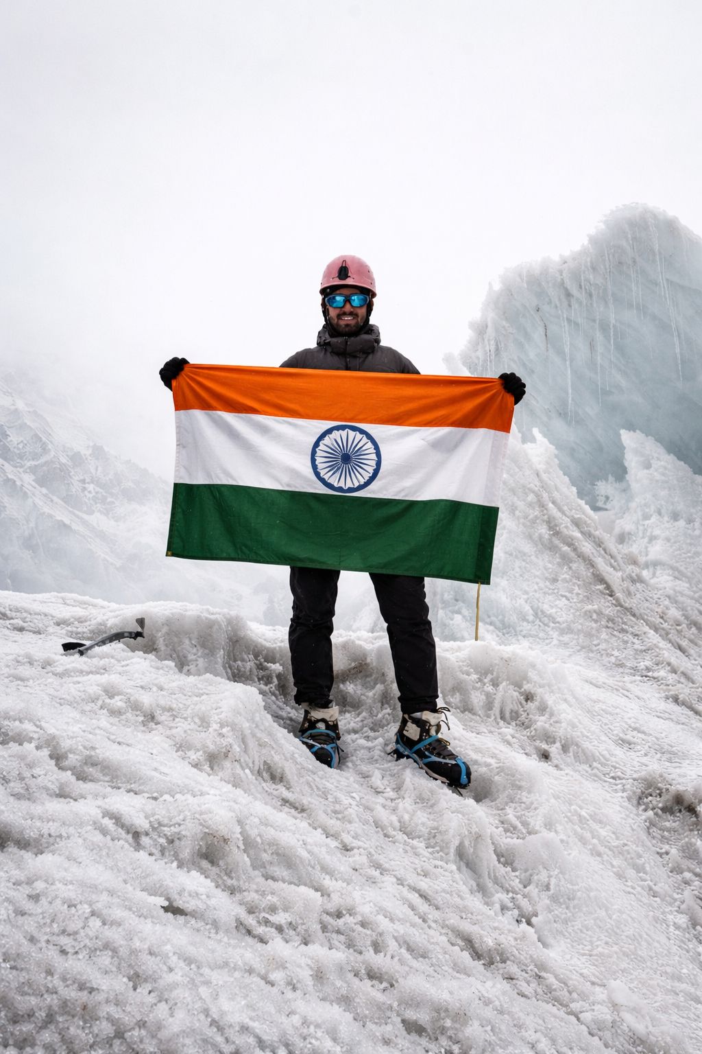 वाराणसी के प्रदीप नाथानी ने 16,500 फीट ऊंचे माउंट रेनोक पर फहराया सफलता का परचम, एचएमआई से पूरा किया पर्वतारोहण प्रशिक्षण