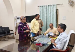 जनता दर्शन में जिलाधिकारी ने सुनीं फरियादियों की समस्याएं और अधिकारियों को दिए त्वरित कार्रवाई के निर्देश