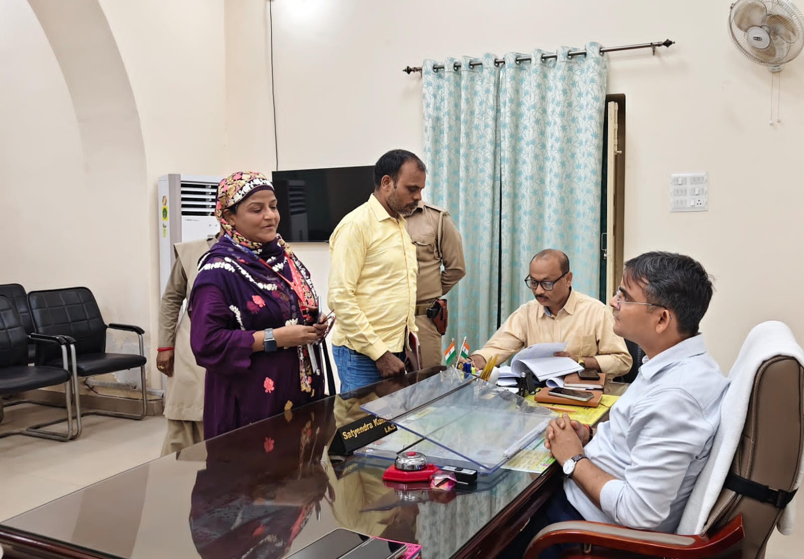 जनता दर्शन में जिलाधिकारी ने सुनीं फरियादियों की समस्याएं और अधिकारियों को दिए त्वरित कार्रवाई के निर्देश