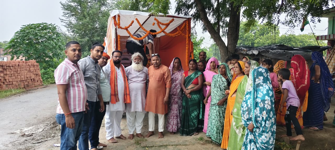 'Kalash Vandan Yatra' carrying the messages of Saint Ravidas reaches Pindra; devotees accord it a grand welcome.